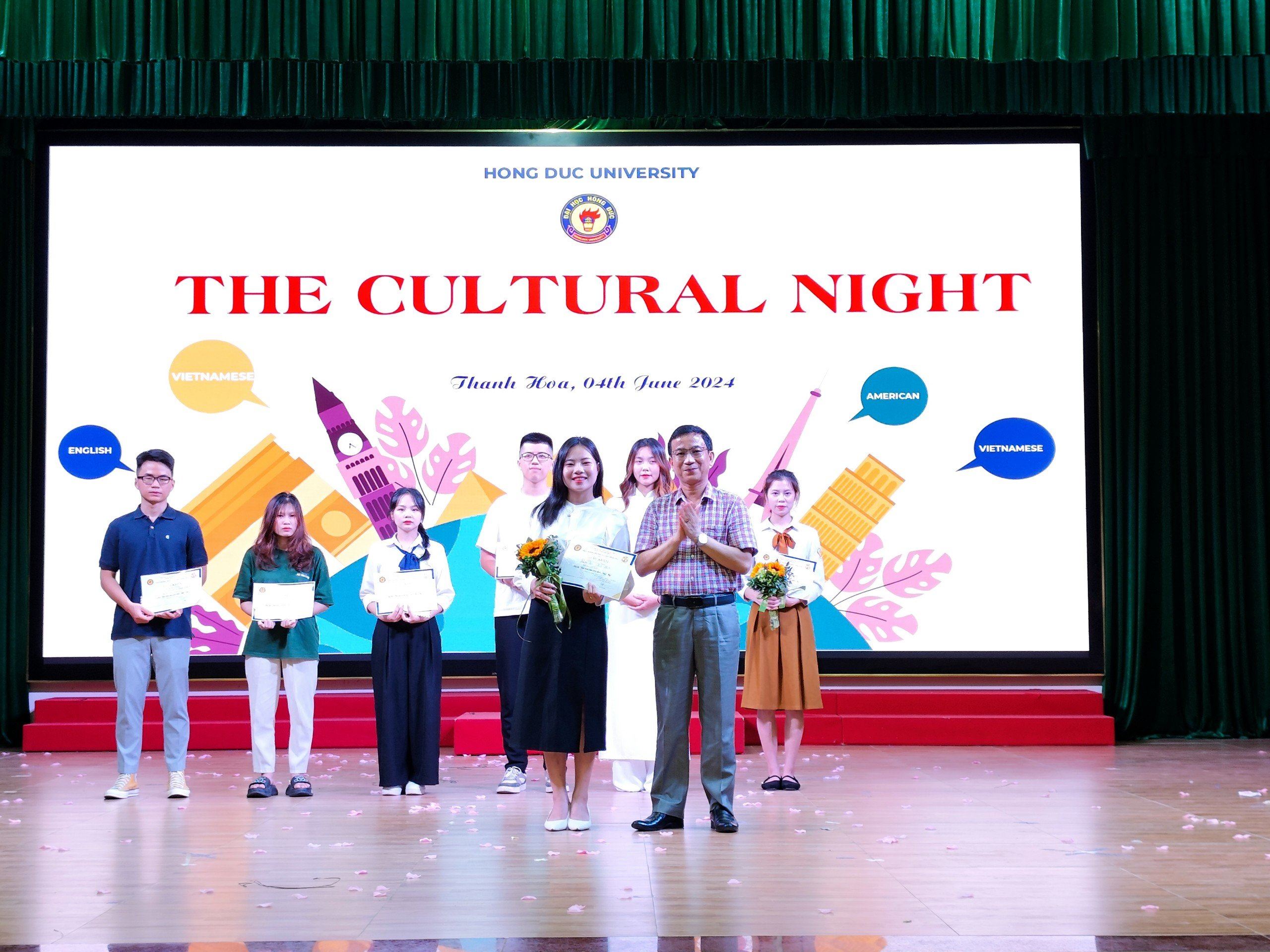 Sinh viên khoa Khoa học xã hội đạt giải nhất Hội thi tìm hiểu văn hóa Anh - Việt - Mỹ năm học 2023-2024